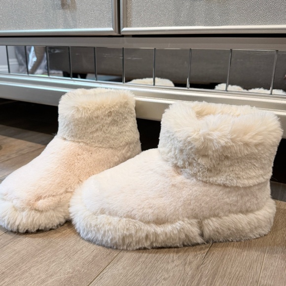 Cozy Ivory Faux Fur Bootie Slippers – Size 7 - Picture 2 of 3